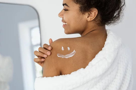 Woman with smile on shoulder